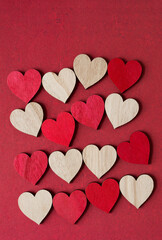Obraz premium array of wooden heart ornaments on patterned scrapbook paper