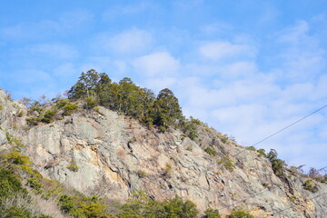 岐阜県川辺町　遠見山の見晴らし岩を下から眺める