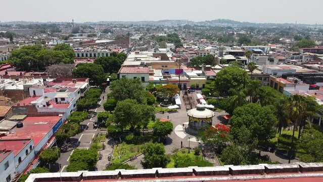 Vuelo de drone en Tlaquepaque Jalisco, El parian, Plaza con templos, pueblo m&aacute;gico, pueblo tradicional.
