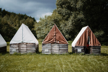 Fototapeta na wymiar wooden tent in the forest