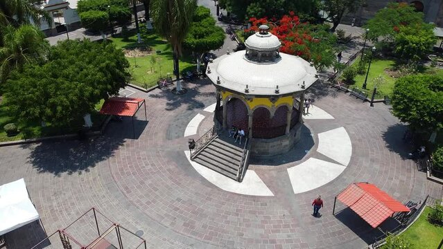 Vuelo de drone en Tlaquepaque Jalisco, El parian, Plaza con templos, pueblo m&aacute;gico, pueblo tradicional.