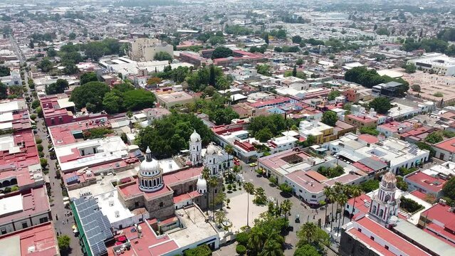Vuelo de drone en Tlaquepaque Jalisco, El parian, Plaza con templos, pueblo mágico, pueblo tradicional.