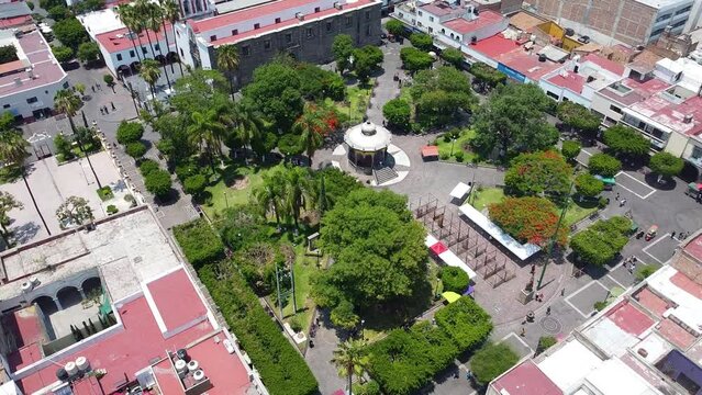 Vuelo de drone en Tlaquepaque Jalisco, El parian, Plaza con templos, pueblo m&aacute;gico, pueblo tradicional.