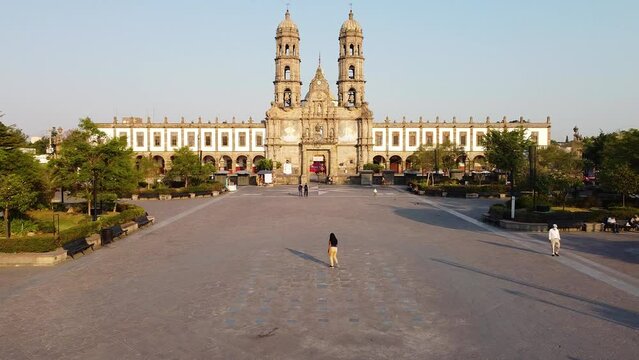 Vuelo de Drone en Bas&iacute;lica de Zapopan centro, plaza de la bas&iacute;lica por la ma&ntilde;ana 