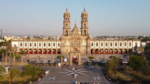 Vuelo de Drone en Bas&iacute;lica de Zapopan centro, plaza de la bas&iacute;lica por la ma&ntilde;ana 