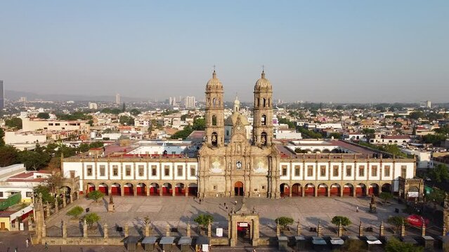 Vuelo de Drone en Bas&iacute;lica de Zapopan centro, plaza de la bas&iacute;lica por la ma&ntilde;ana 