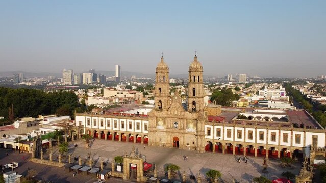 Vuelo de Drone en Bas&iacute;lica de Zapopan centro, plaza de la bas&iacute;lica por la ma&ntilde;ana 