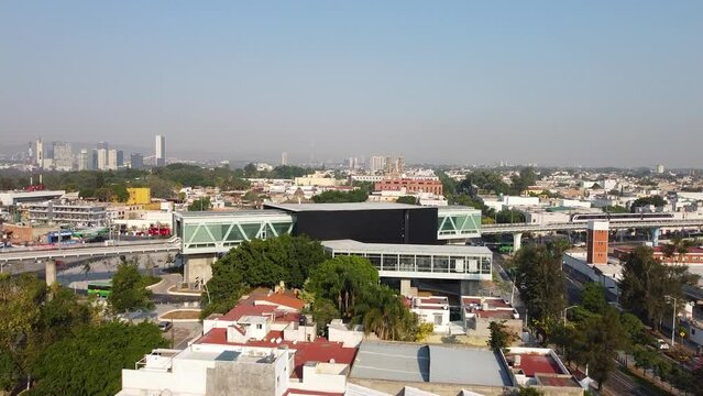 Vuelo de drone en Zapop&aacute;n centro, con una estacion de tren ligero al fondo. 