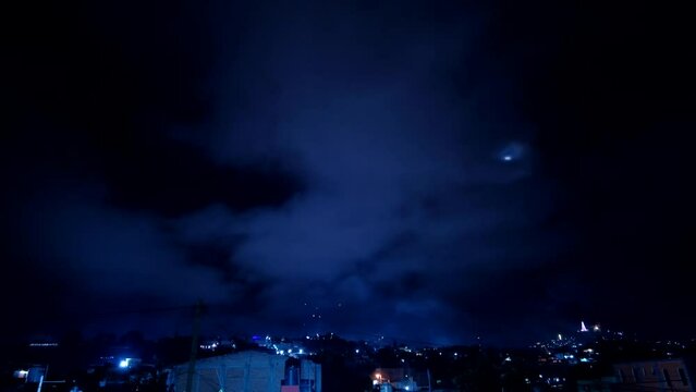 Timelapse de nubes en la noche de fin de a&ntilde;o 2023, con los fuegos artificiales de fondo a gran velocidad.