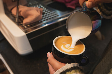 Barista sirviendo taza de café mediante el método 