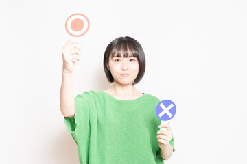 OKのプレートを見せている若い女性