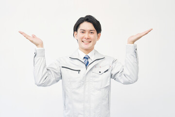 両側を掌で指す作業着の男性　白背景