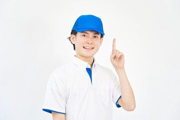 右を指差すポロシャツとキャップのユニフォームの男性　（引越し業者・運送業・作業員・宅配業者）