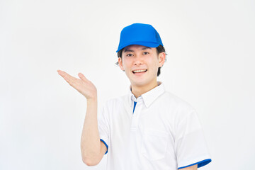 左を手のひらで指すポロシャツとキャップのユニフォームの男性　（引越し業者・運送業・作業員・宅配業者）