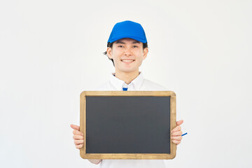 黒板を持つポロシャツとキャップのユニフォームの男性　（引越し業者・運送業・作業員・宅配業者）