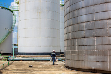 Obraz premium Male worker inspection big tank stock or chemical