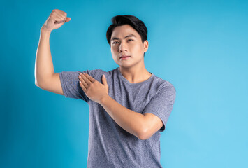Naklejka premium Asian young man posing on blue background