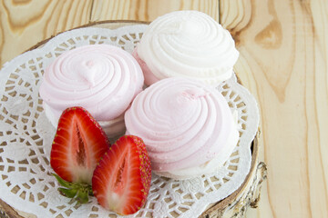 Strawberry marshmallow and fresh strawberries. Original serving dessert. Sweet gift. Close-up. - 568302208