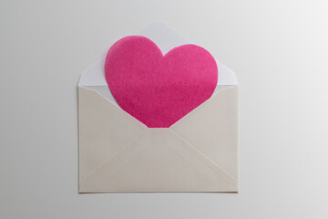 白い封筒の中から出てきたピンクのハートの薄紙