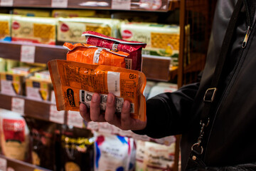 輸入雑貨店で買い物中の男性