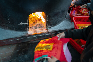 burn Chinese paper sacrificial offering