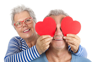 Vertrauen, Seniorin hält Partner rote Herzen vor die Augen