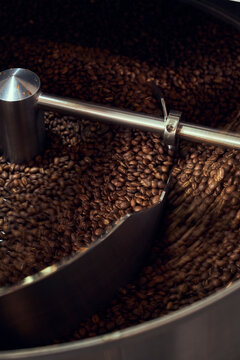 A cooling tray cools freshly roasted coffee from a coffee roaster.
