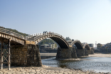 山口県の観光名所、歴史的な木造アーチ橋の錦帯橋
