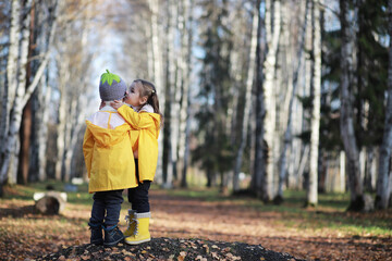 Fototapeta premium Children walk in the autumn park