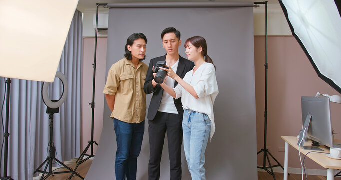 Photographer explaining detail