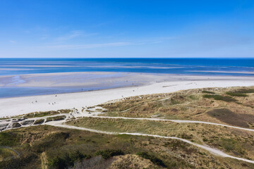 Blick vom Leuchtturm auf dänische Nordsee mit Sandstrand und Dünen