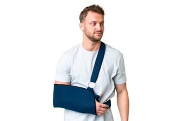 Foto op Canvas Young caucasian man with broken arm and wearing a sling over isolated chroma key background looking to the side © luismolinero