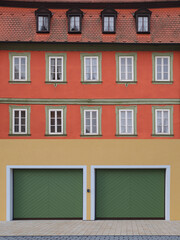Altbau mit ausgebautem Dachgeschoss, Symbol für Wohnraum, Ausbau, Kapitalanlage