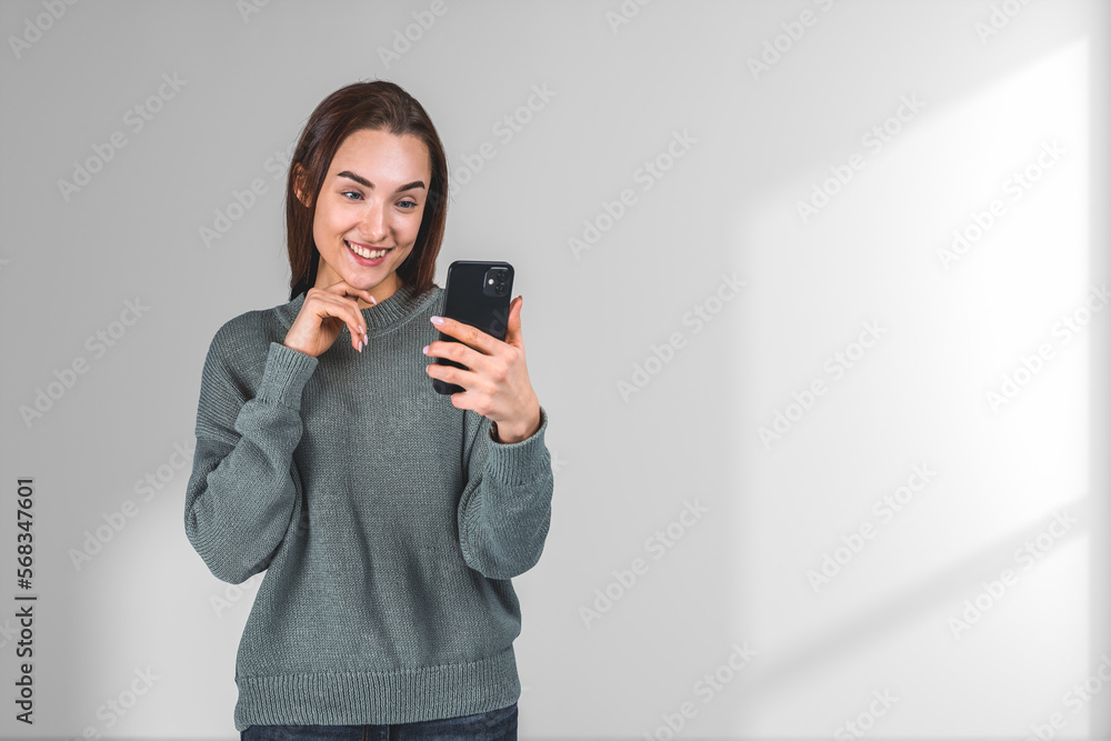 Poster Smiling attractive businesswoman in casual wear standing holding