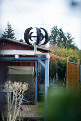 Kleinwindkraftanlage auf einem Dach eines Schrebergartenhauses in Düsseldorf, Nordrhein-Westfalen,...