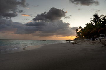 Traumhafte Sonnenuntergänge über dem Meer: Erleben Sie die Karibik