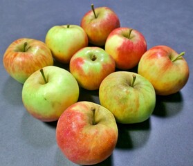 Auswahl an rot grünen Äpfeln