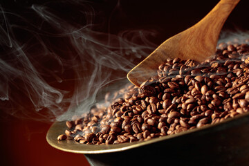 Obraz premium Coffee beans are smoky in a roasting pan.