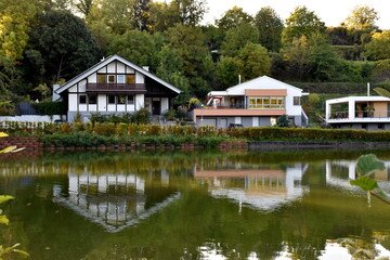 Fototapeta na wymiar Wohnen am Wasser in Endingen