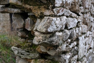 Vieux mur en pierre cassé en gros plan