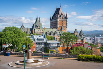 Vue rapprochée de la terrasse Saint-Denis, des immeubles colorés de Québec et le château Frontenac en été