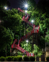 Escalier rouge vu de nuit en exposition longue à Lévis, Québec, Canada