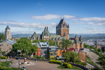 Vue sur immeubles colorés de Québec et le château Frontenac depuis la terrasse Saint-Denis en été