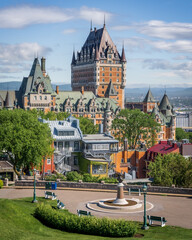 Immeubles colorés de Québec et le château Frontenac depuis la terrasse Saint-Denis en été