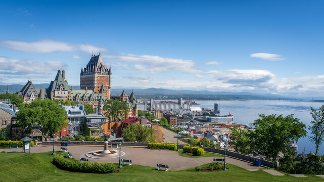 Panorama avec immeubles color&eacute;s de Qu&eacute;bec, le ch&acirc;teau Frontenac et le fleuve Saint Laurent depuis la terrasse Saint-Denis en &eacute;t&eacute;