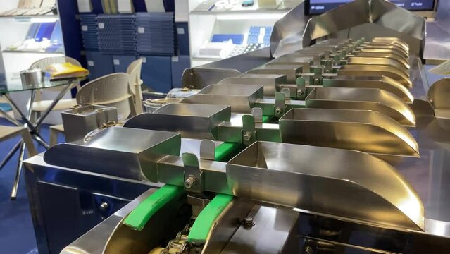 Horizontal bucket conveyor for packaging food product apparatus operating electronically and digitally controlled.