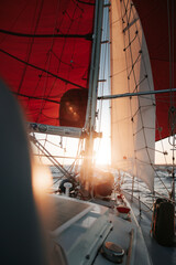 Sonnenuntergang auf Segelboot