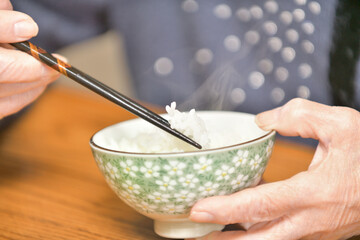 食事をする高齢女性の手元	