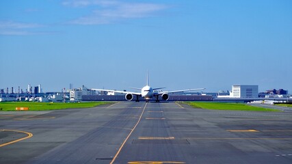 羽田空港にとまった正面から見た飛行機