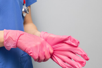 doctor in the hospital puts on a glove.